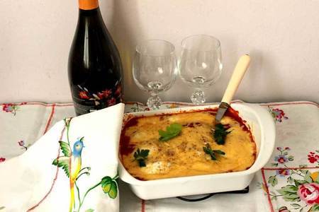 Фото к рецепту: Сосиски-гриль, запеченные с моцареллой в томатном соусе с сырной корочкой