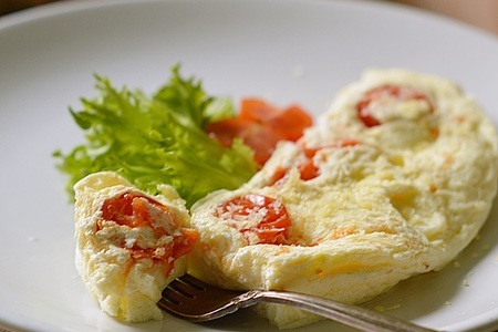 Фото к рецепту: Омлет с фаршированными помидорами черри