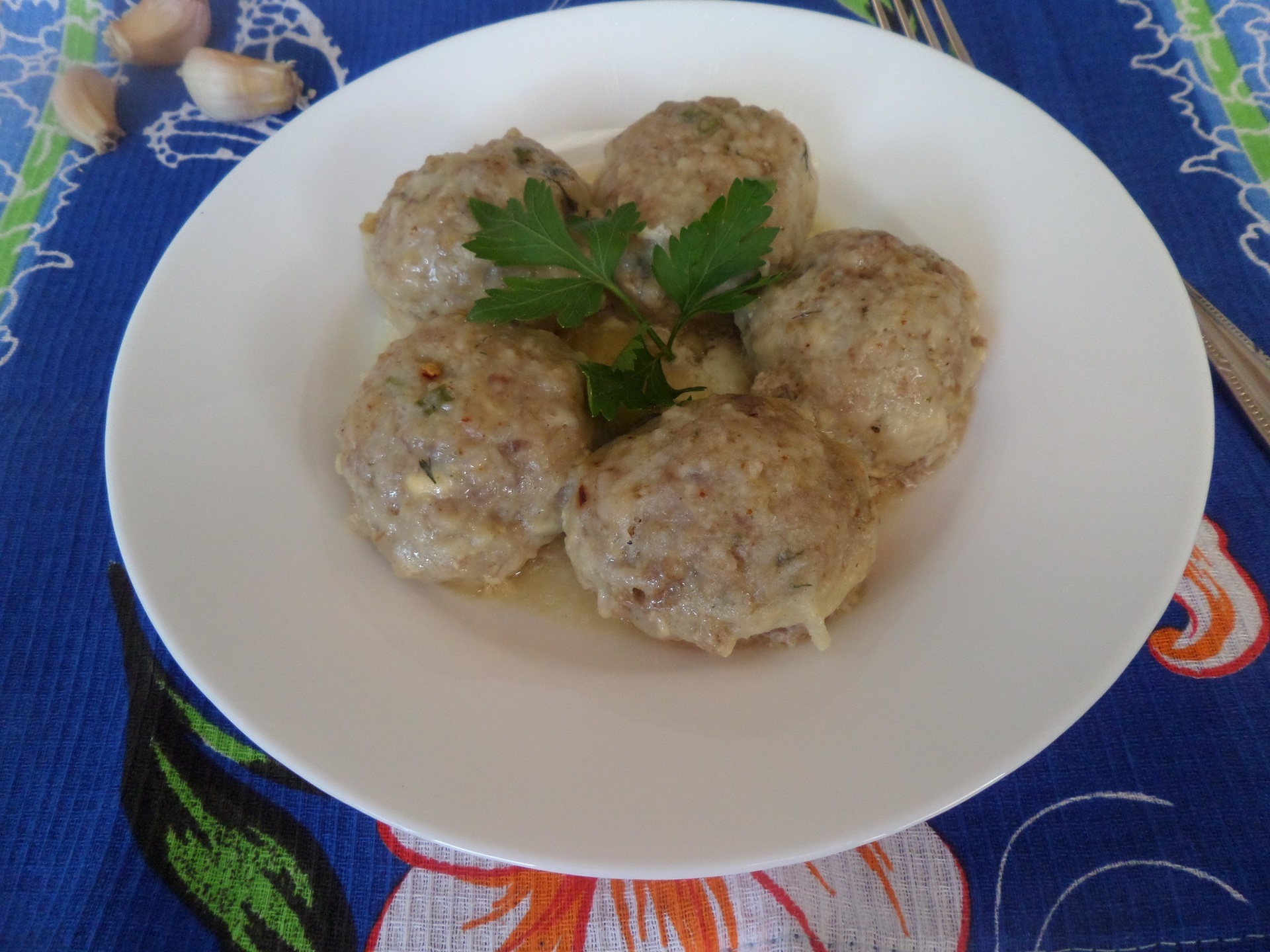 Рыбные тефтели, запечённые в сливочно-горчичном соусе