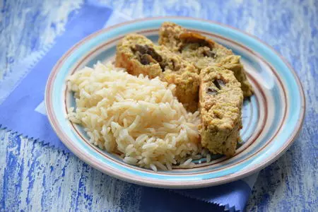 Рис с мясным рулетом из курицы и грибами