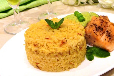 Фото к рецепту: Шафрановый рис с форелью под мятно-гороховым соусом