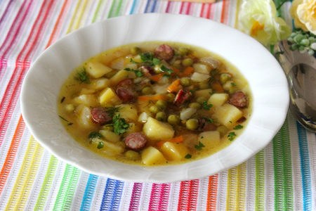 Картофельный суп с зеленым горошком и пряными колбасками