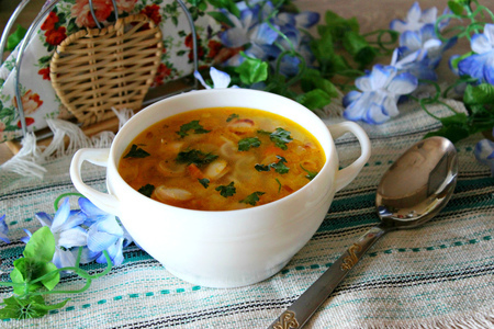 Фото к рецепту: Вермишелевый суп с сосисками