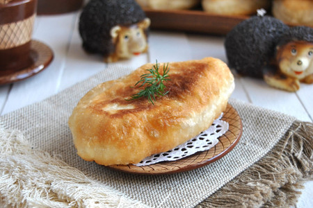 Фото к рецепту: Пирожки с гречкой, квашеной капустой и лесными грибами 