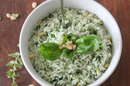 Ароматный "зеленый рис" со шпинатом и песто