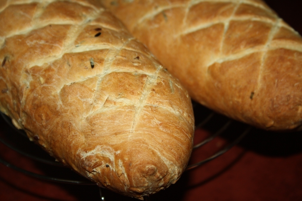 Рецепт постного хлеба в духовке в домашних. Чесночный хлеб. Хлеб с чесноком и зеленью в духовке. Луковый хлеб. Чесночный хлеб в духовке.