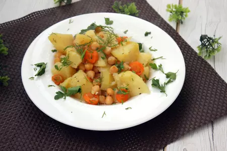 Картофель тушеный с нутом