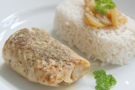 Фото к рецепту: Запеченая рыба с рисом
