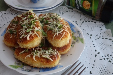 Фото к рецепту: Картофельные палочки с сыром и зеленью 