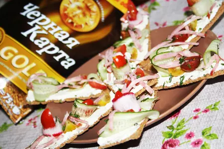 Ржаные криспы "фантазия"с творожным сыром, ветчиной и овощами