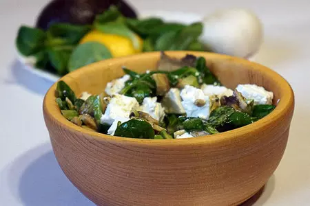 Салат со свежими шампиньонами и сыром фета
