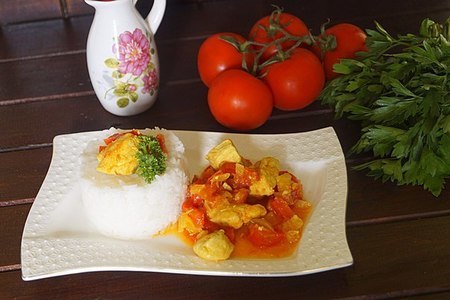 Курица джалфрези с рисом на гарнир. индийский обед.