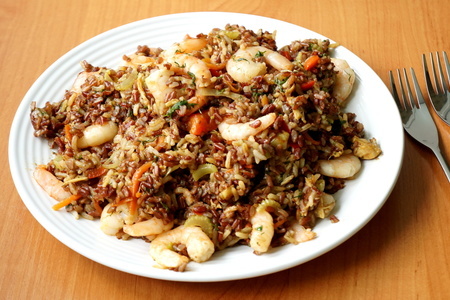 Фото к рецепту: Рис с креветками в тайском стиле