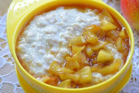 Каша с яблочным соусом