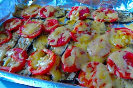 Запеченные баклажаны под помидорами с сыром
