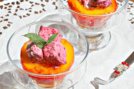 Фото к рецепту: Летний десерт из черной смородины на карамелизированном персике