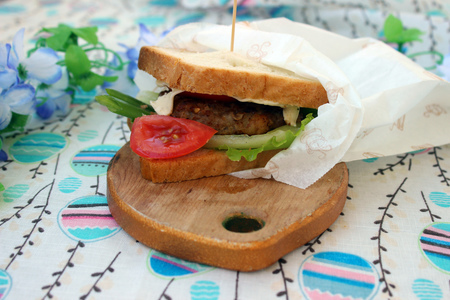 Фото к рецепту: Сэндвич с котлетой  для пикника