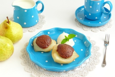 Фото к рецепту: Грушевый десерт с шоколадной начинкой