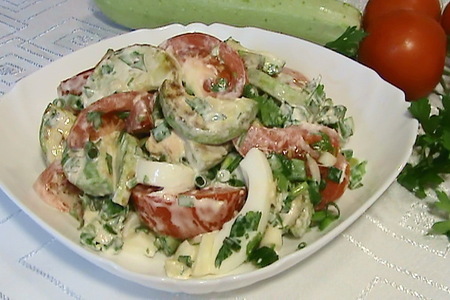 Фото к рецепту: Салат с жареными кабачками