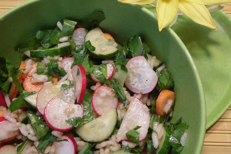 Летний салат с рисом и овощами