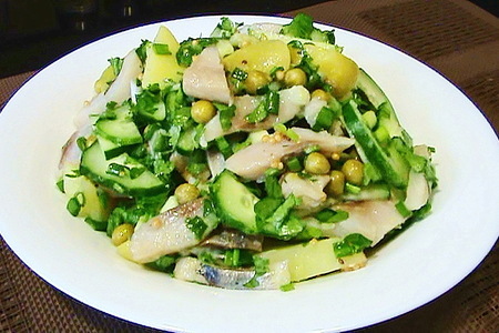 Фото к рецепту: Картофельный салат с сельдью и свежим огурцом