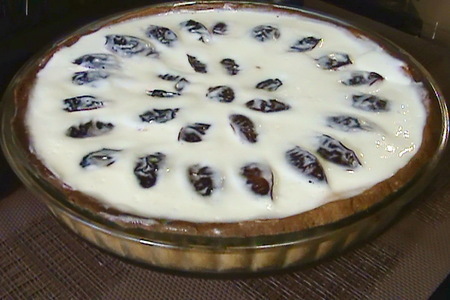 Пирог со сливами в сметанной заливке