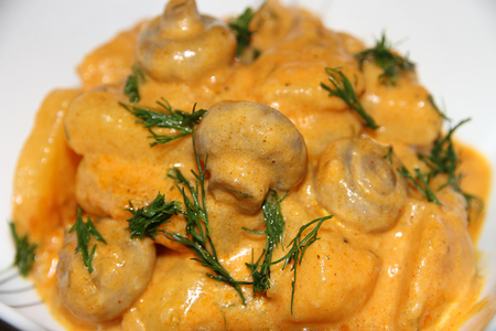 Фото к рецепту: Картофель с грибами в сливочном соусе
