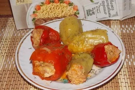 Перец, фаршированный пшеном, капустой и фаршем.