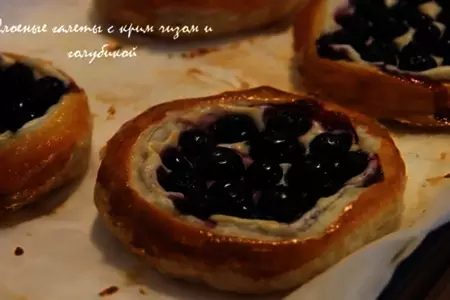 Слоеные галеты с крим чизом и голубикой