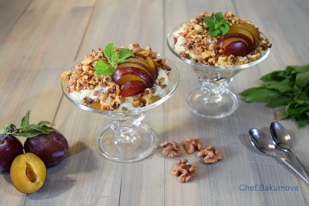 Фото к рецепту: Десерт из слив с маскарпоне и грецкими орехами. видео