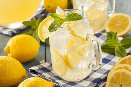 Фото к рецепту: Лимонад - лучший рецепт - вкусный напиток на праздничный стол