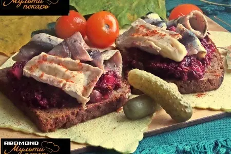 Бутерброды свекольные с сыром бри и килькой