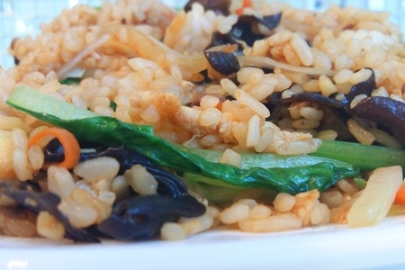 Жареный рис с говядиной и овощами по-китайски