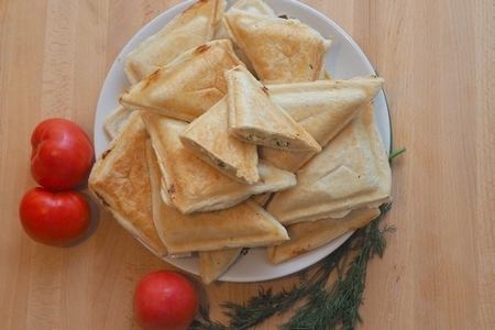 Фото к рецепту: Пирожки с сыром и зеленью