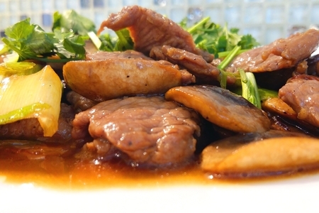 Фото к рецепту: Жареная баранина с грибами