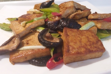 Жареный тофу с грибами сянгу по-китайски