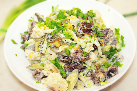 Салат с сухариками и кукурузой - вкусный и простой салат на новый год