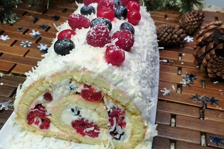Новогодний торт - рулет "ягоды на снегу" простой рецепт. 