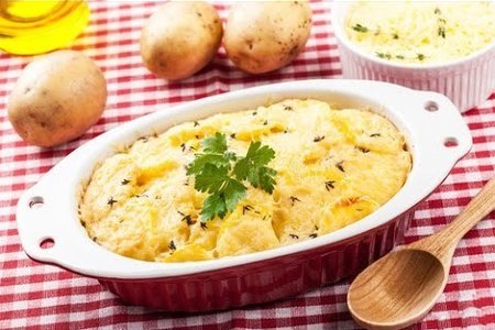 Фото к рецепту: Новогодний гарнир - картофель запеченный в сливках с сыром 