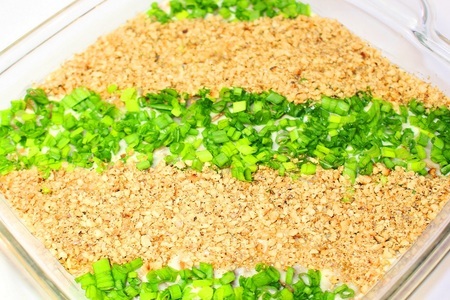 Фото к рецепту: Новогодний салат из сельди и орехов