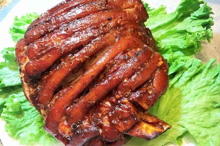 Фото к рецепту: Праздничная свиная рулька.  самый вкусный и простой рецепт!