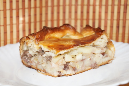Фото к рецепту: Сочный пирог с мясом и картофелем из серии гости на пороге 
