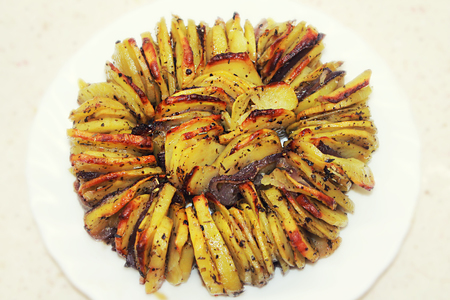 Фото к рецепту: Хрустящий картофель запеченный в духовке - постное меню