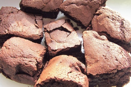 Фото к рецепту: Шоколадный брауни с орехами