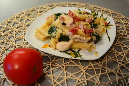 Пенне с курицей и шпинатом