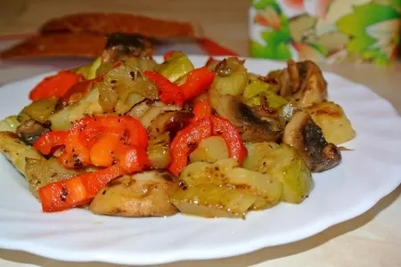 Тёплый овощной салат с шампиньонами.