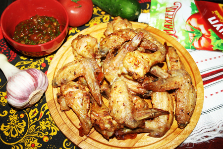 Фото к рецепту: Хрустящие куриные крылышки с роскошным соусом
