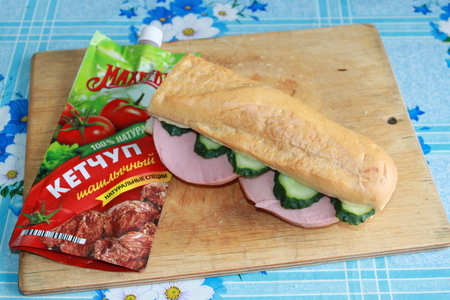 Фото к рецепту: Бутерброд с огурцами и колбасой