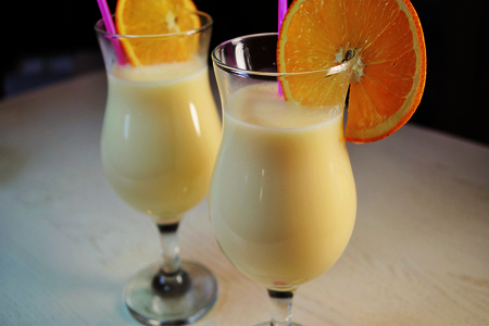 Фото к рецепту: Молочно-апельсиновый коктейль| коктейль без мороженого