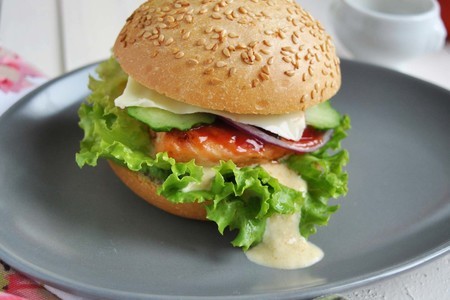 Фото к рецепту: Фишбургер с краснодарским кетчупом и пикантным соусом «махеевъ»